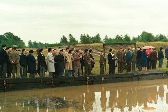 Fot. 63c. Pokaz na ośrodku przeprawowym Bulin. Widoczni zaproszeni goście, weterani i kombatanci.